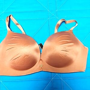 Gorgeous Victoria Secrets bra size 38D.